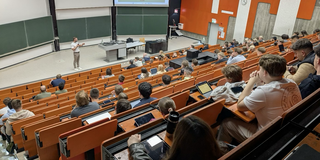 Dr. Maximilian Hartmann vom Startup vGreens im Vorlesungssaal