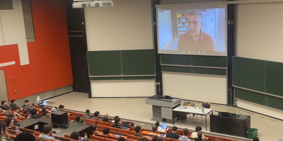 Sohrab Salimi in the lecture hall with students