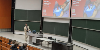 Guest lecturer from Tonies in front of students