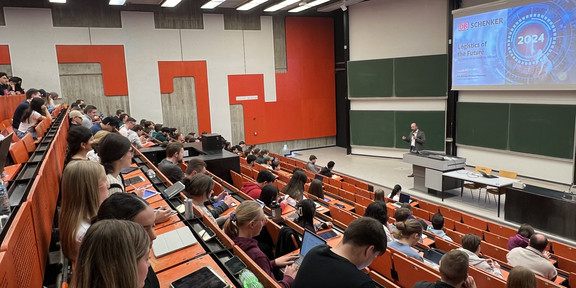 Erik Wirsing im Hörsaal mit Studierenden während seines Vortrags