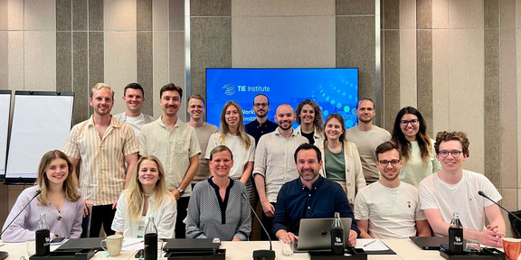 Team des TIE-Institutes mit Dr. Kindermann in der Mitte des Teams
