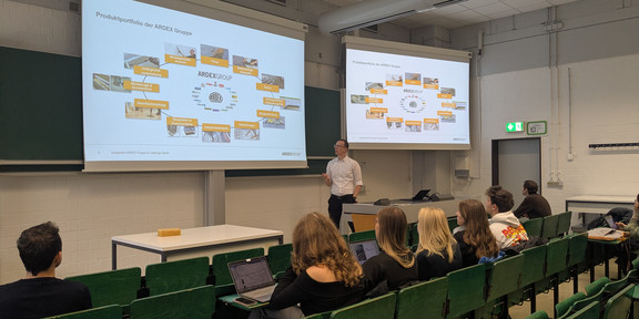 Dozent von Ardex vor den Studierenden