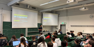 Guest lecturer from Capnamic in front of students