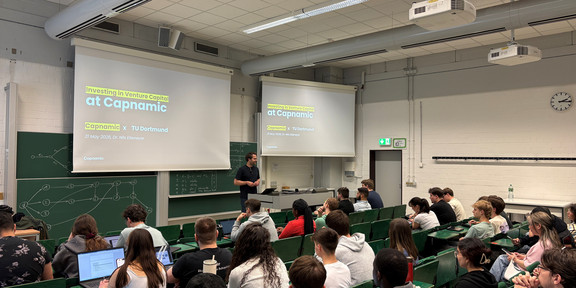 Guest lecturer from Capnamic in front of students
