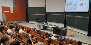 Guest lecturer Christian Sprinkmeyer (Tonies) in front of the students