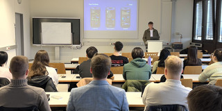Gastdozent vor Studierenden beim Gastvortrag