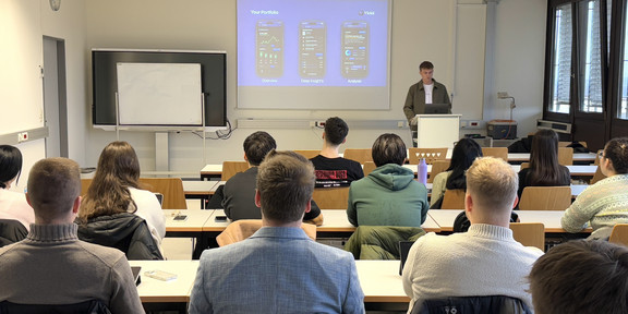 Gastdozent vor Studierenden beim Gastvortrag