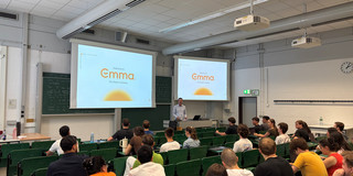 Guest lecturer Manuel Müller in front of students
