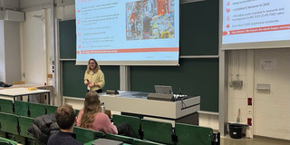 Dozentin von Deutz vor Studierenden