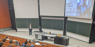 Gastdozent Erik Wirsing beim Vortrag im Hörsaal