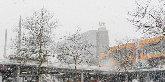Die Mensabrücke und das Mensagebäude neben dem Mathematikgebäude sind mit Schnee bedeckt. 